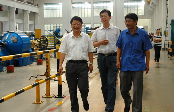 江苏省经信委企业生长效劳随处长陈冈一行来mg冰球突破集团考察指导