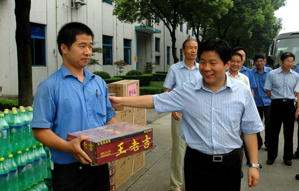 溧阳市代市长苏江华等向导慰问mg冰球突破一线员工