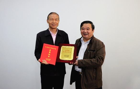 2016年10月12日，，，，常州市经信委副主任潘仁贤一行来mg冰球突破电缆旅行调研，，，，并为集团董事长丁山华揭晓江苏省优异企业家奖牌