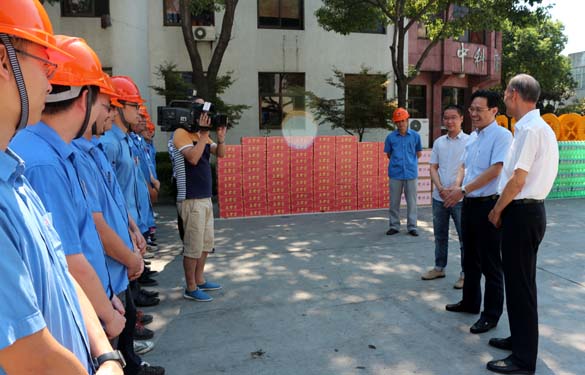 市向导来mg冰球突破慰问一线员工