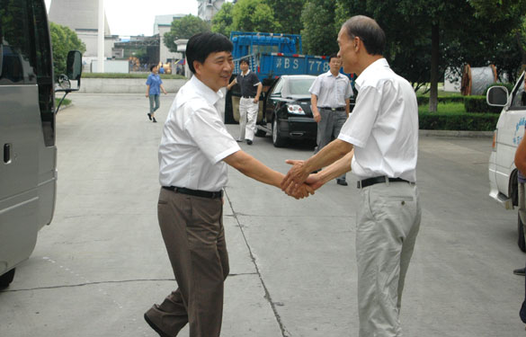 溧阳市市长盛建良一行来mg冰球突破集团慰问一线员工