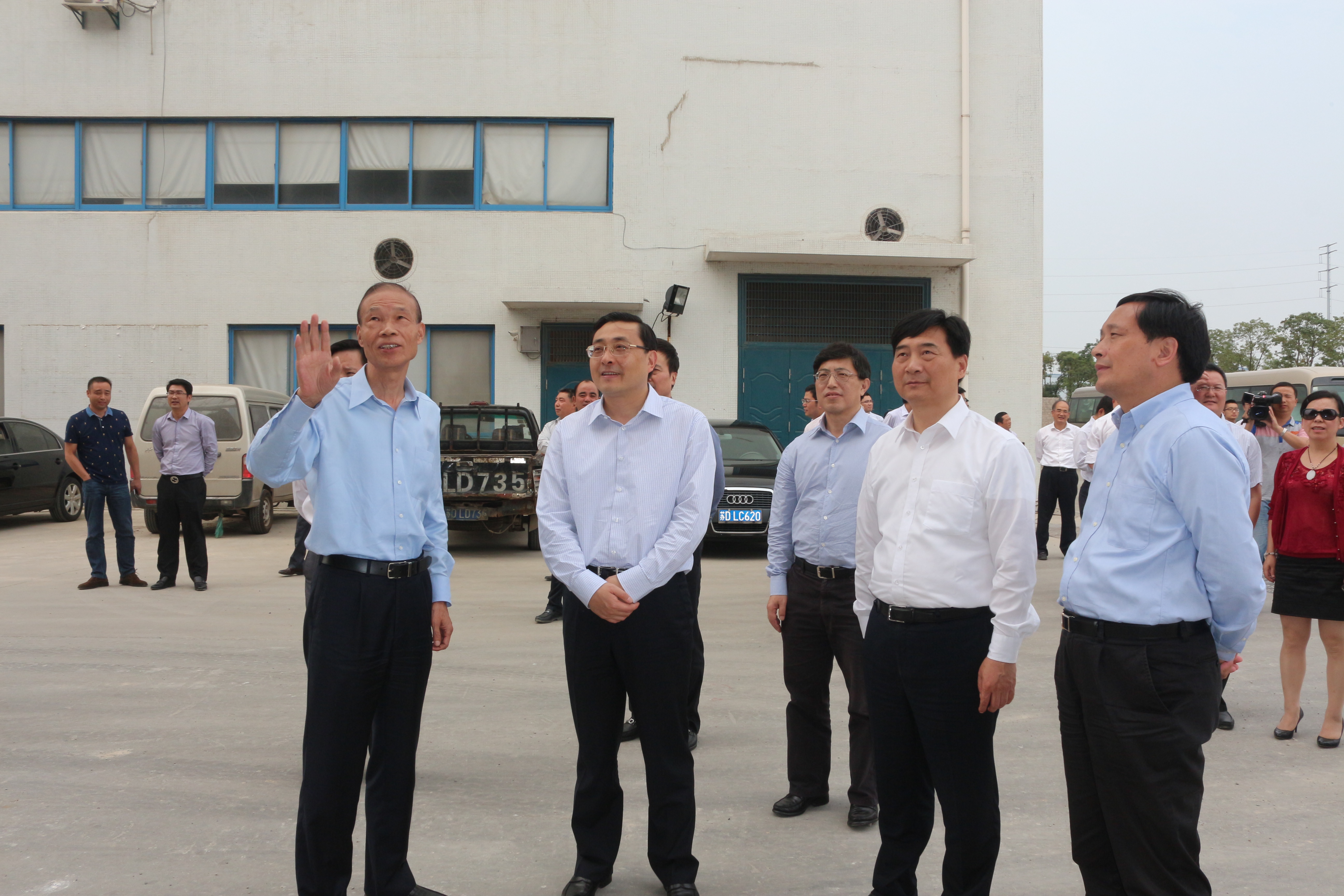 10月10日，，，，，，，常州市市长费高云一行来mg冰球突破电缆督查西厂区三期工程建设情形