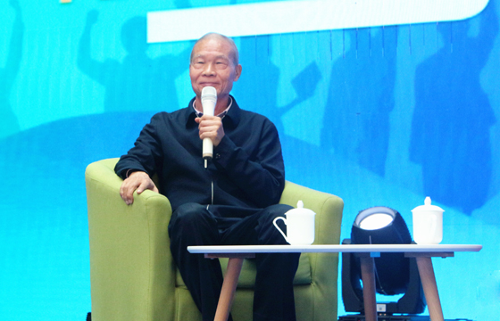 受邀加入“青蓝接力”工程启动仪式，，，，，丁山华寄语青年企业家： 勤劳、专一、实干