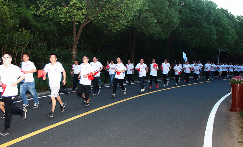 不忘初心 逐梦奔驰——mg冰球突破电缆举行“学党史、跟党走、铭党恩”夜跑活动