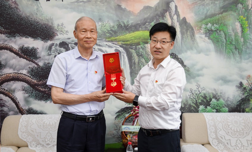 殷殷关切传党情 深深嘱托暖人心---溧阳市委书记叶明华“七一”探望慰问mg冰球突破电缆“庆幸在党50年”老党员丁山华