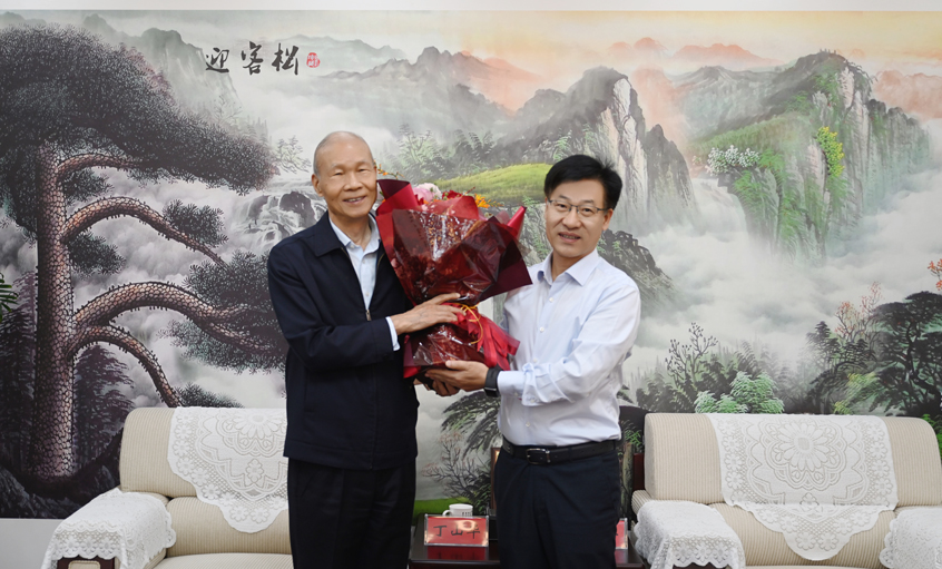 溧阳市委书记叶明华来mg冰球突破慰问“江苏省优异企业家”丁山华