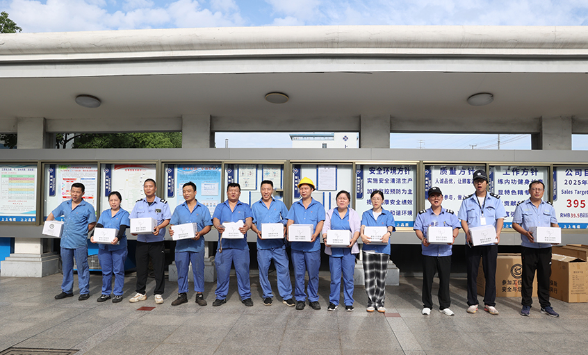 守护清静，，，，，，从“盔”最先--mg冰球突破开展清静头盔发放活动